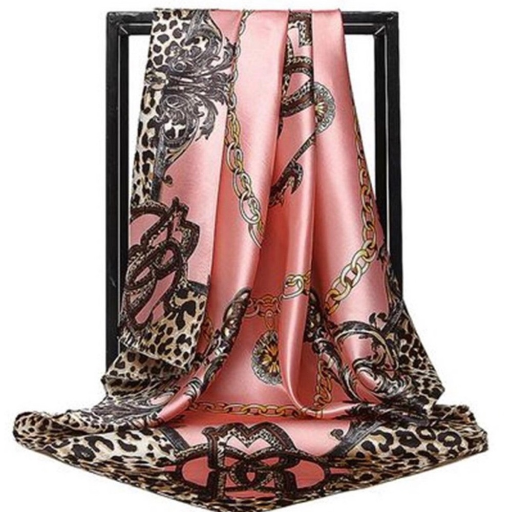 💼  All Seasons Chain & Leopard Print Scarf